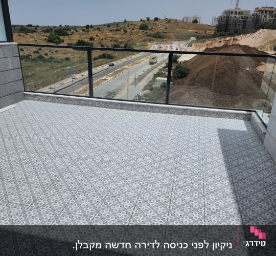 מרפסת עם רצפה נקייה ומרוצפת באריחים מעוצבים